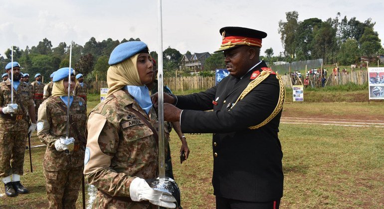 جنديات باكستانيات من حفظة السلام يتلقين ميداليات الأمم المتحدة للعمل في بعثة الأمم المتحدة لحفظ السلام في جمهورية الكونغو الديمقراطية (MONUSCO).